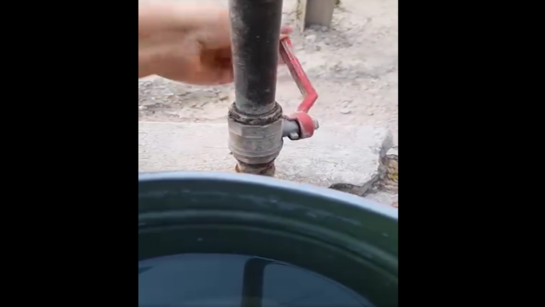 Жители жалуются на нехватку воды в Таджикистане