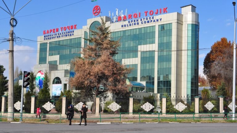 Барки Точик погряз в долгах