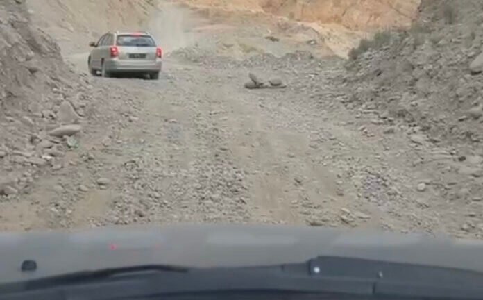 Жители жалуются на разбитые и опасные дороги