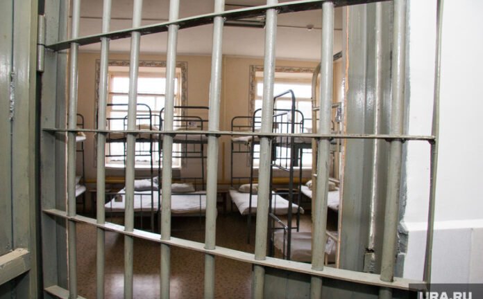 Таджикистанца во второй раз осудили за нападение на сотрудника