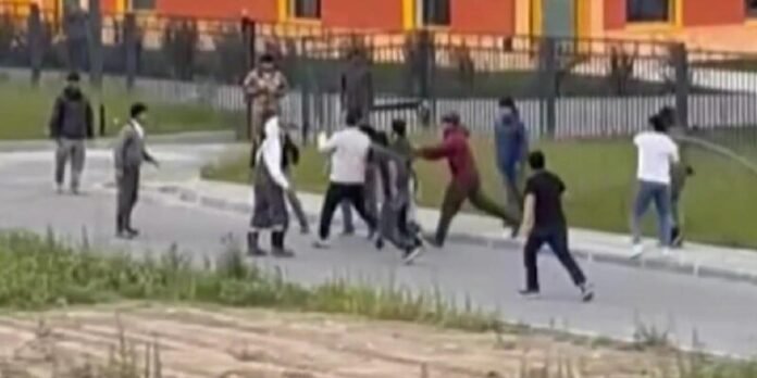 Таджики и узбеки устроили массовую драку в Петербурге