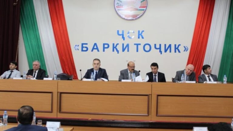 Жители жалуются, что «Барки Точик» и «Амонатбанк» списывают деньги у жителей