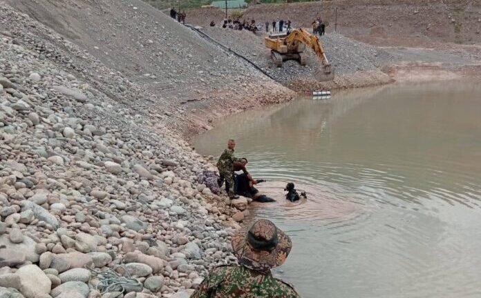 В Шугнове молодой водитель на погрузчике упал в водоем и погиб